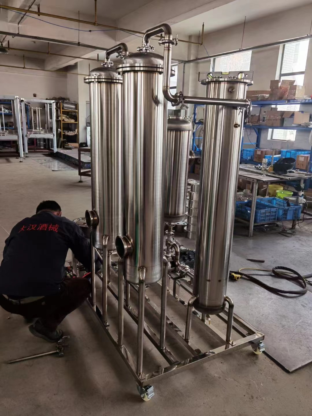 河北省邯鄲市臨漳縣姚總購買的白酒光波催陳凈化設備正在調(diào)試中！