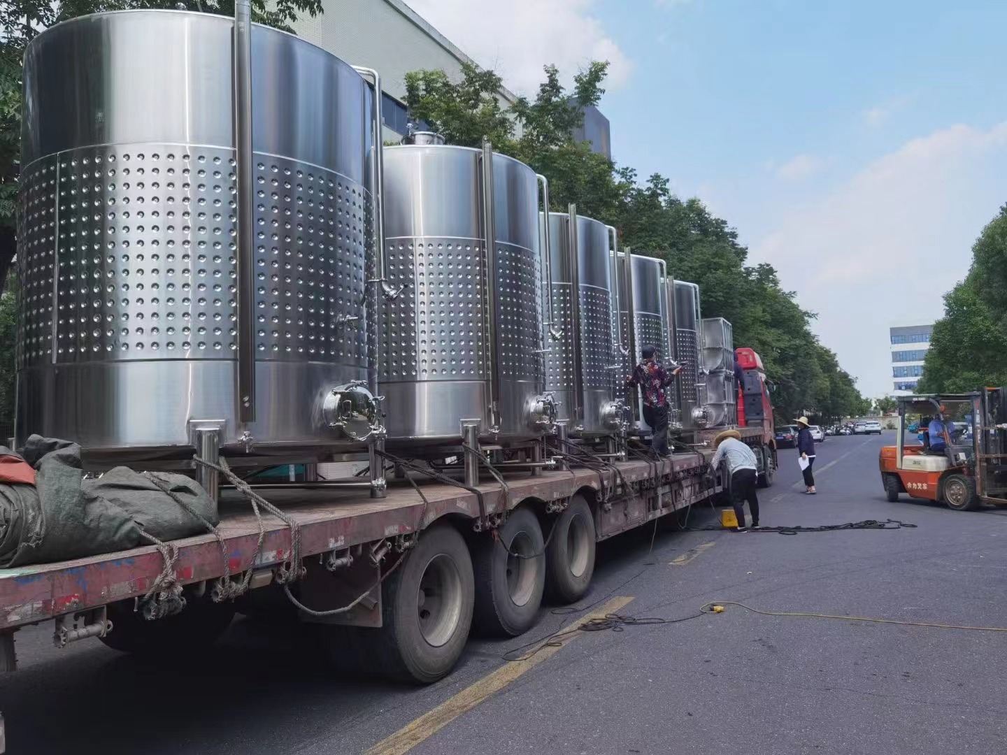 山東濰坊市安丘市的一車果酒設(shè)備已發(fā)出！